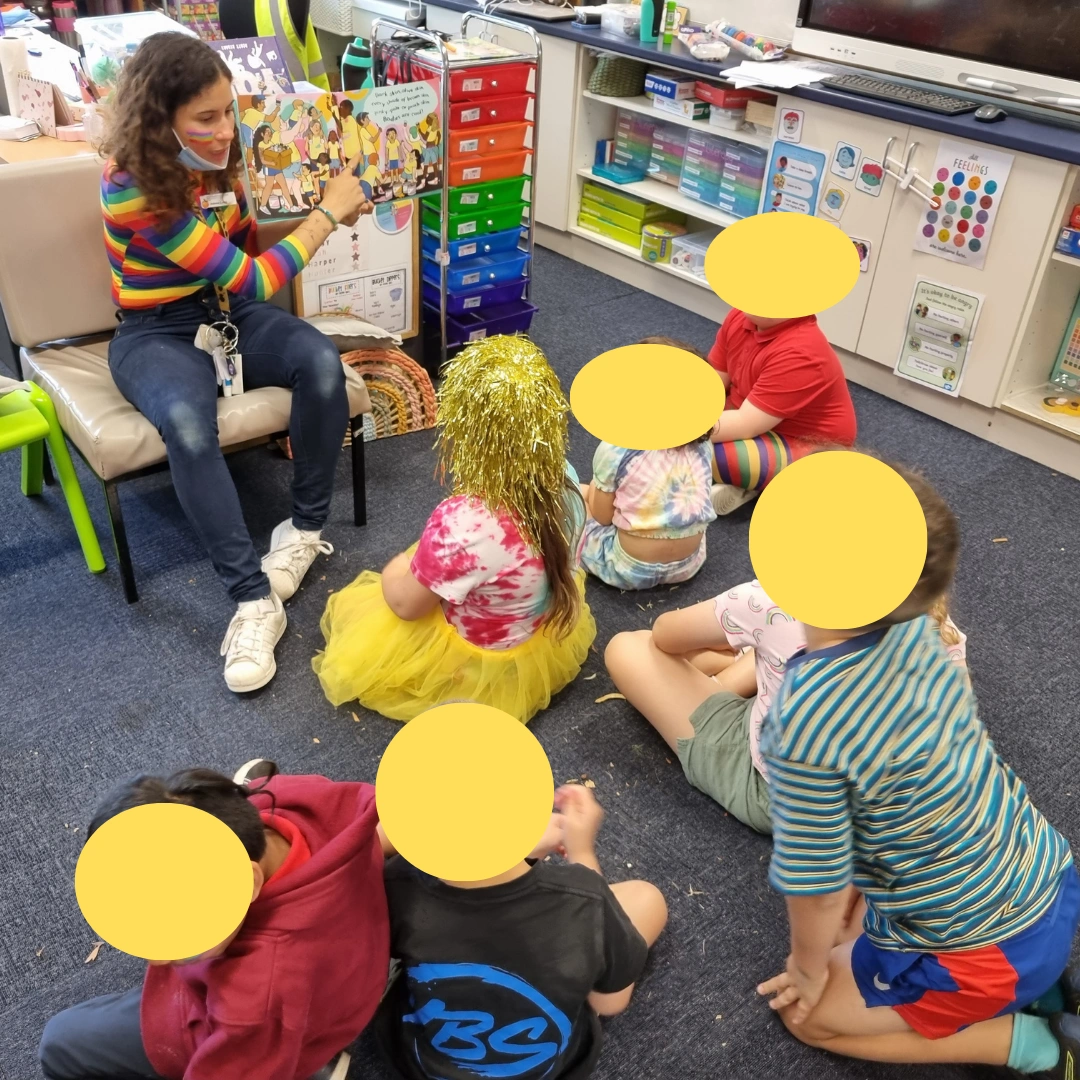 Helena conduzindo uma roda de conversa com os alunos